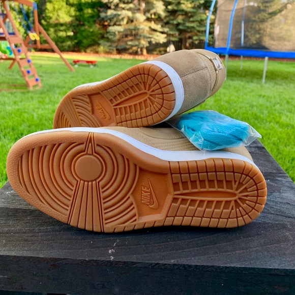 WMNS DUNK SKY HIGH ESSENTIAL SIZE 7.5 NWT - Picture 2 of 6